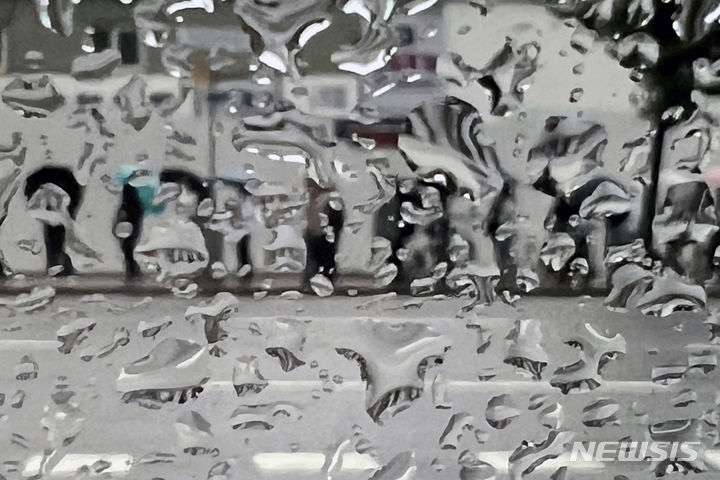 [서울=뉴시스] 박진희 기자 = 전국에 가을비가 내리는 26일 오전 서울 종로구 경복궁역 인근에서 학생들이 통학 버스를 기다리고 있다. 2023.09.26. pak7130@newsis.com