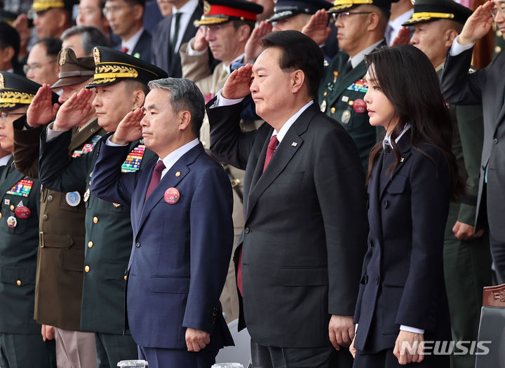 [성남=뉴시스] 전신 기자 = 윤석열 대통령이 26일 경기도 성남 서울공항에서 열린 건군 제75주년 국군의날 기념식에서 대통령에 대한 경례 때 거수경례를 하고 있다. (대통령실통신사진기자단) 2023.09.26. photo1006@newsis.com