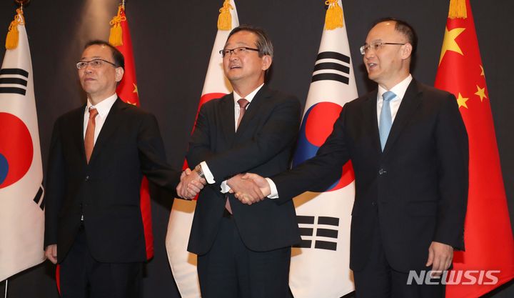 [서울=뉴시스] 김선웅 기자 = 사진은 정병원(가운데) 외교부 차관보가 지난 26일 서울 중구 롯데호텔에서 후나코시 다케히로 일본 외무성 외무심의관, 눙룽 중국 외교부 부장조리(部長助理)와 한중일 3국 고위급회의(SOM)를 하기 위해 만나 기념사진을 촬영하고 있는 모습. 2023.09.27. mangusta@newsis.com