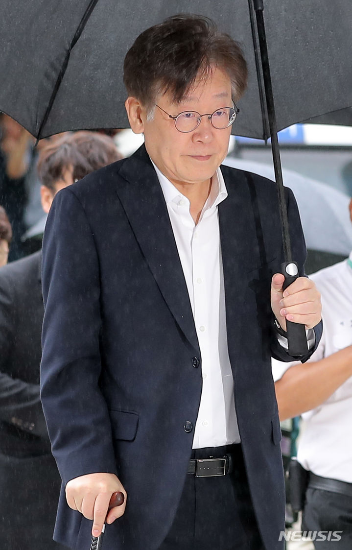 [서울=뉴시스] 김금보 기자 = 이재명 더불어민주당 대표가 26일 오전 서울 서초구 서울중앙지방법원에서 구속 전 피의자 심문(영장실질심사)에 출석하고 있다. 2023.09.26. kgb@newsis.com