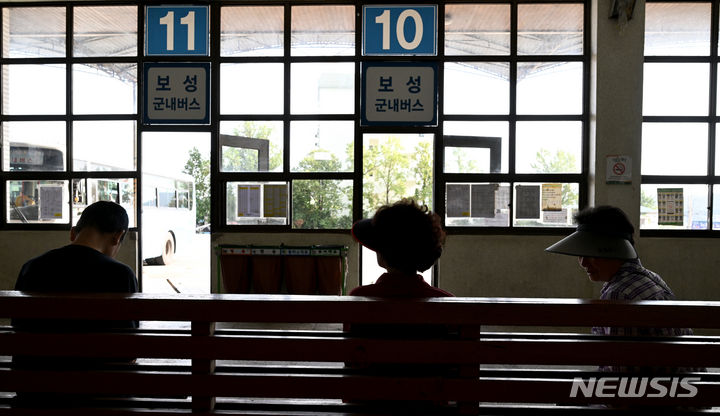 [보성=뉴시스] 김혜인 기자 = 추석 연휴를 사흘 앞둔 25일 오후 전남 보성군 벌교버스공용터미널 대합실에서 이용객이 버스를 기다리고 있다. 2000년대 하루 이용객이 1000명에 가까웠던 터미널은 이용객이 점점 줄다 코로나19로 급격한 경영난을 겪으면서 지난 6월 폐업했다. 보성군은 이용객의 불편을 최소화하기 위해 터미널을 임차운영하고 있다.  2023.09.25. hyein0342@newsis.com