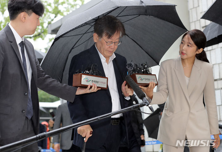 [서울=뉴시스] 김금보 기자 = 이재명 더불어민주당 대표가 26일 오전 서울 서초구 서울중앙지방법원에서 구속 전 피의자 심문(영장실질심사)에 출석하며 취재진 질문을 듣고 있다. 2023.09.26. kgb@newsis.com