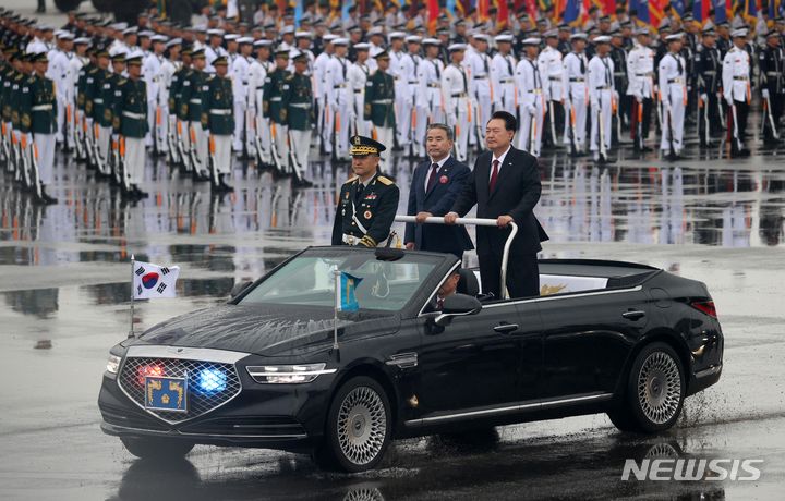 [성남=뉴시스] 사진공동취재단 = 윤석열 대통령이 26일 경기도 성남 서울공항에서 열린 건군 제75주년 국군의 날 기념식에서 차량에 올라 부대를 사열하고 있다. 2023.09.26. photo@newsis.com