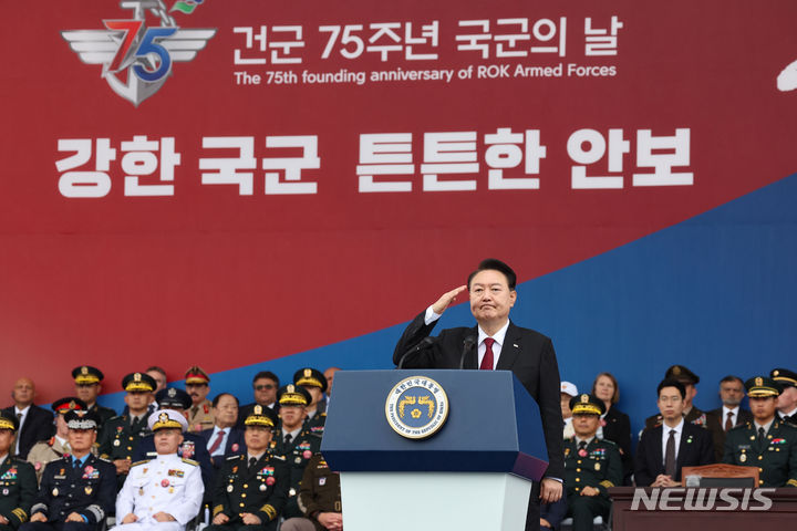 [성남=뉴시스] 전신 기자 = 윤석열 대통령이 26일 경기도 성남 서울공항에서 열린 건군 제75주년 국군의날 기념식에서 거수경례하고 있다. (대통령실통신사진기자단) 2023.09.26. photo1006@newsis.com