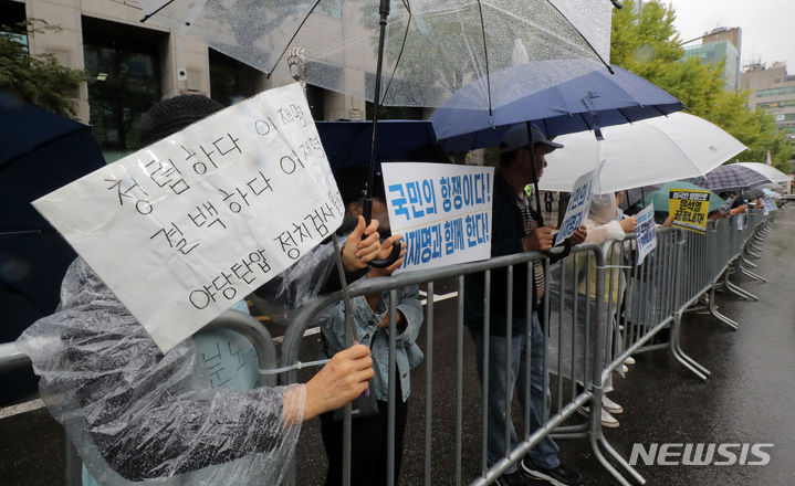 [서울=뉴시스] 김금보 기자 = 이재명 더불어민주당 대표 지지자들이 26일 오전 서울 서초구 서울중앙지방법원 앞에서 이 대표를 지지하는 집회를 하고 있다. 2023.09.26. kgb@newsis.com