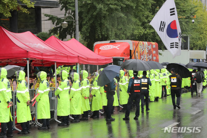 [서울=뉴시스] 김금보 기자 = 보수단체 회원들이 26일 오전 서울 서초구 서울중앙지방법원 앞에서 이 대표의 구속을 촉구하는 집회를 하고 있다. 2023.09.26. kgb@newsis.com