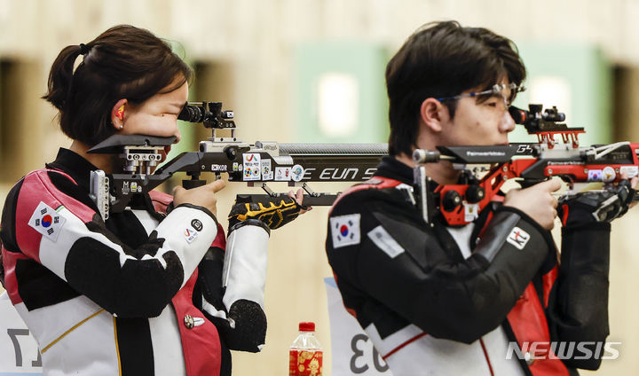 [항저우=뉴시스] 정병혁 기자 = 이은서, 박하준이 26일 중국 항저우 푸양 인후 스포츠센터에서 열린 2022 항저우 아시안게임 혼성 10m 공기소총 예선에서 사격을 하고 있다. 2023.09.26. jhope@newsis.com