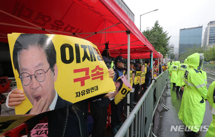 [서울=뉴시스] 김금보 기자 = 보수단체 회원들이 26일 오전 서울 서초구 서울중앙지방법원 앞에서 이 대표의 구속을 촉구하는 집회를 하고 있다. 2023.09.26. kgb@newsis.com