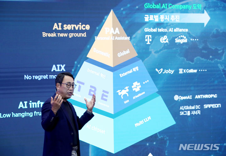 [서울=뉴시스] 김진아 기자 = 유영상 SK텔레콤 사장이 26일 서울 중구 T타워 수펙스홀에서 SKT AI 사업전략 기자간담회를 하고 있다. SK텔레콤은 AI를 중심으로 자체 경쟁력 강화와 전방위 협력을 통해 명실상부한 ‘글로벌 AI 컴퍼니’로 도약하겠다고 밝혔다.2023.09.26. bluesoda@newsis.com