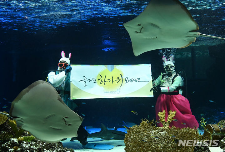 추석 맞은 충북, 구름 사이 보름달…10도 이상 일교차 주의