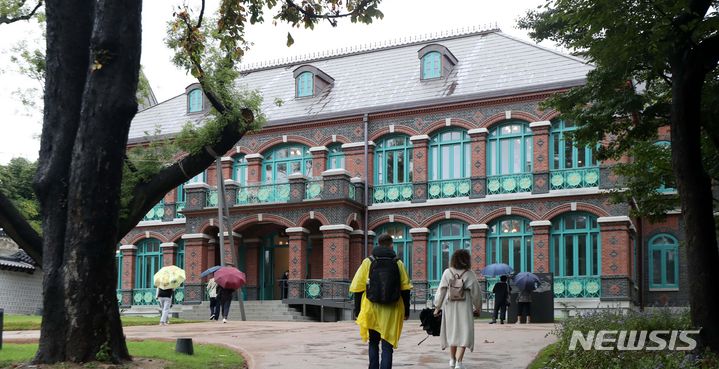 [서울=뉴시스] 김선웅 기자 = 26일 서울 중구 덕수궁 돈덕전의 모습. 돈덕전은 고종 즉위 40주년 칭경예식(고종 즉위 40주년 경축 예식)에 맞춰 서양열강과 대등한 근대국가로서의 면모와 주권수호 의지를 보여주고자 1902~1903년 황궁에 지은 서양식 영빈관이다. 2023.09.26. mangusta@newsis.com