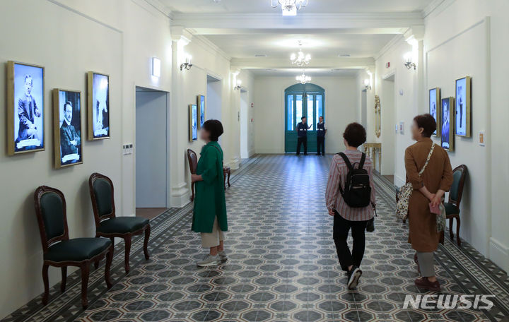 [서울=뉴시스] 김선웅 기자 = 26일 서울 중구 덕수궁 돈덕전에서 관람객들이 내부를 관람하고 있다. 돈덕전은 고종 즉위 40주년 칭경예식(고종 즉위 40주년 경축 예식)에 맞춰 서양열강과 대등한 근대국가로서의 면모와 주권수호 의지를 보여주고자 1902~1903년 황궁에 지은 서양식 영빈관이다. 2023.09.26. mangusta@newsis.com