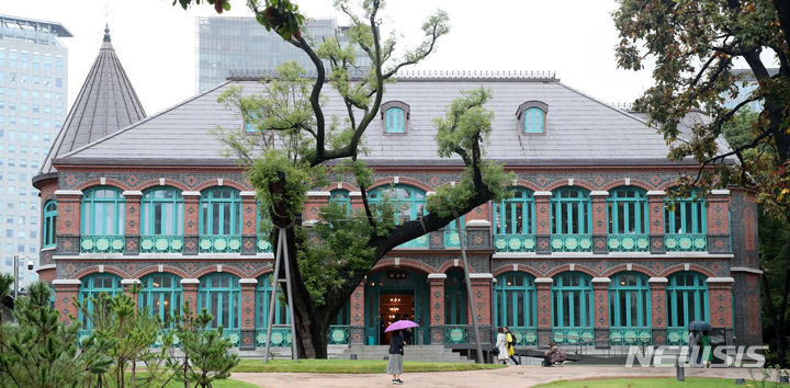 [서울=뉴시스] 김선웅 기자 = 26일 서울 중구 덕수궁 돈덕전의 모습. 돈덕전은 고종 즉위 40주년 칭경예식(고종 즉위 40주년 경축 예식)에 맞춰 서양열강과 대등한 근대국가로서의 면모와 주권수호 의지를 보여주고자 1902~1903년 황궁에 지은 서양식 영빈관이다. 2023.09.26. mangusta@newsis.com