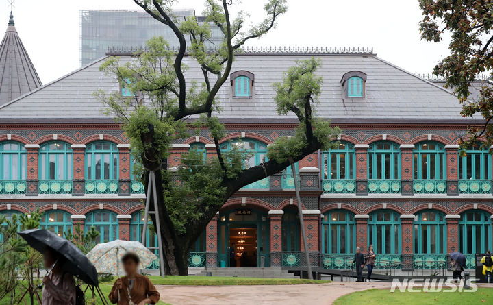 [서울=뉴시스] 김선웅 기자 = 26일 서울 중구 덕수궁 돈덕전의 모습. 돈덕전은 고종 즉위 40주년 칭경예식(고종 즉위 40주년 경축 예식)에 맞춰 서양열강과 대등한 근대국가로서의 면모와 주권수호 의지를 보여주고자 1902~1903년 황궁에 지은 서양식 영빈관이다. 2023.09.26. mangusta@newsis.com