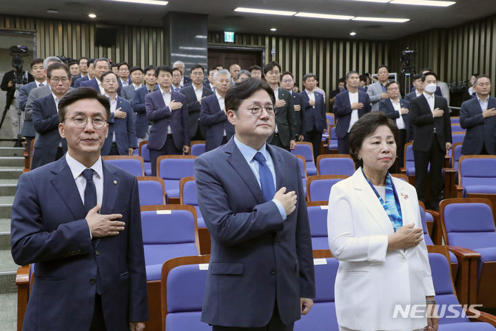 [서울=뉴시스] 추상철 기자 = 더불어민주당 원내대표 후보인 김민석(왼쪽부터), 홍익표, 남인순 의원이 26일 오후 서울 여의도 국회에서 열린 '21대 국회 더불어민주당 제4기 원내대표 보궐선거 의원총회'에 참석해 국민의례를 하고 있다. (공동취재사진) 2023.09.26. photo@newsis.com