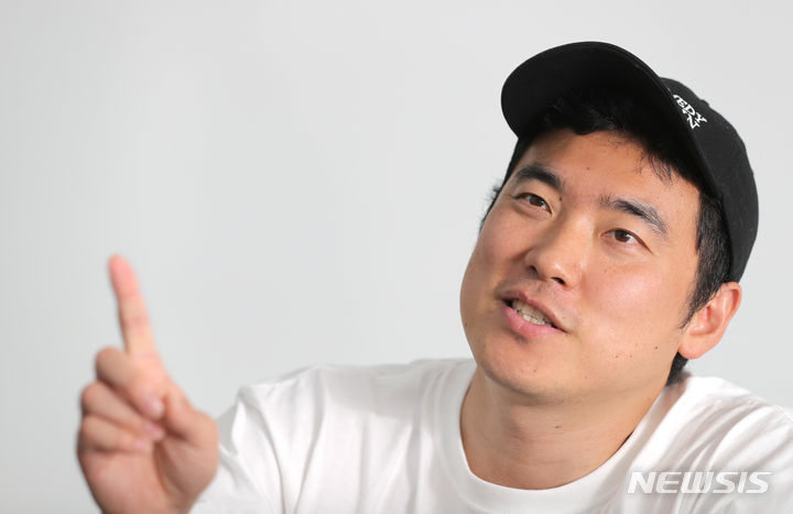 [서울=뉴시스] 김금보 기자 = 유튜버 코미꼬(김병선)가 지난달 15일 서울 마포구 메타코미디 사옥에서 뉴시스와 인터뷰 하고 있다. 2023.10.06. kgb@newsis.com