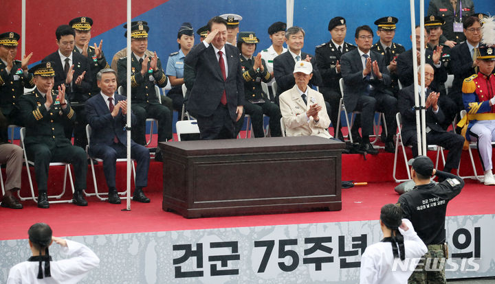 [서울=뉴시스] 전신 기자 = 윤석열 대통령이 26일 서울 종로구 광화문광장 세종대왕상 앞에 마련된 단상에서 건군 75주년 국군의 날 시가행진을 지켜보기 앞서 거수경례하고 있다. 2023.09.26. photo1006@newsis.com