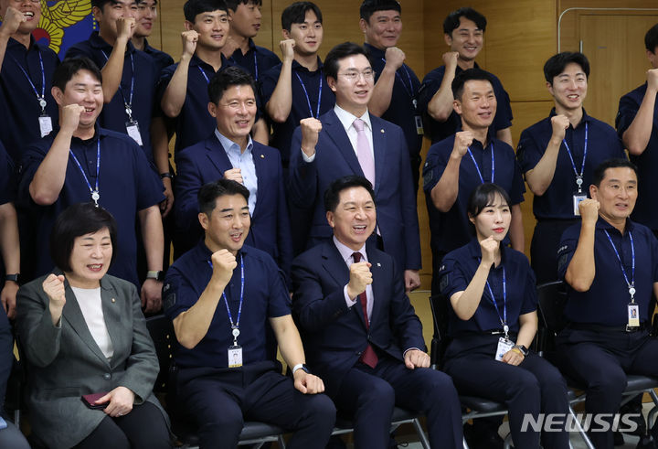 [서울=뉴시스] 조성봉 기자 = 김기현 국민의힘 대표가 26일 오후 서울 여의도 국회경비대를 찾아 대원들과 기념촬영을 하고 있다. (공동취재사진) 2023.09.26. photo@newsis.com