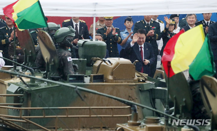 [서울=뉴시스] 전신 기자 = 윤석열 대통령이 26일 서울 종로구 광화문광장 세종대왕상 앞에 마련된 단상에서 건군 75주년 국군의 날 기념 장비부대 시가행진을 지켜보고 있다. 2023.09.26. photo1006@newsis.com