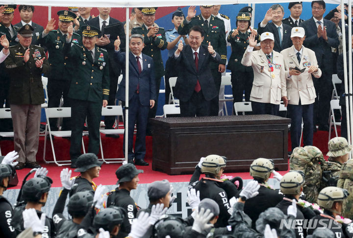 [서울=뉴시스] 전신 기자 = 윤석열 대통령이 26일 서울 종로구 광화문광장 세종대왕상 앞에 마련된 단상에서 건군 75주년 국군의 날 기념 도보부대 시가행진을 지켜보며 엄지를 치켜세우고 있다. 2023.09.26. photo1006@newsis.com