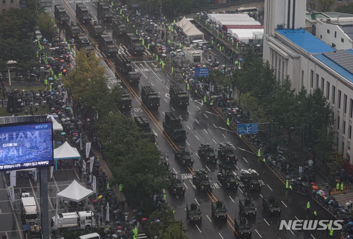 [서울=뉴시스] 사진공동취재단 = 건군 75주년 국군의 날 기념행사가 지난달 26일 오후 서울 세종대로 일대에서 진행되는 가운데 군 장비부대가 시가행진을 하고 있다. 2023.09.26. photo@newsis.com