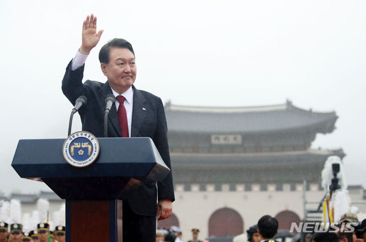 [서울=뉴시스] 전신 기자 = 윤석열 대통령이 26일 서울 세종대로 일대에서 진행된 건군 75주년 국군의 날 시가행진이 끝난 뒤 광화문광장 육조광장에서 손을 흔들고 있다. 2023.09.26. photo1006@newsis.com