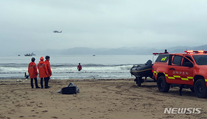 [포항=뉴시스] 안병철 기자 = 26일 오후 3시께 경북 포항시 남구 동해면 도구해수욕장 앞 1㎞ 해상에서 시운전 중이던 상륙돌격장갑차가 침수돼 민간개발업체 관계자 2명이 실종됐다. 2023.09.26. abc1571@newsis.com