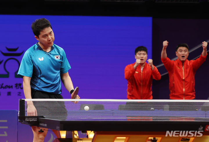 [항저우=뉴시스] 고승민 기자 = 26일 중국 궁수 커낼 스포츠파크에서 열린 2022 항저우 아시안게임 남자 탁구 단체전 결승전 한국 대 중국 경기, 1세트 한국 임종훈이 중국 왕추친에게 패배 후 아쉬워하고 있다. 2023.09.26. kkssmm99@newsis.com