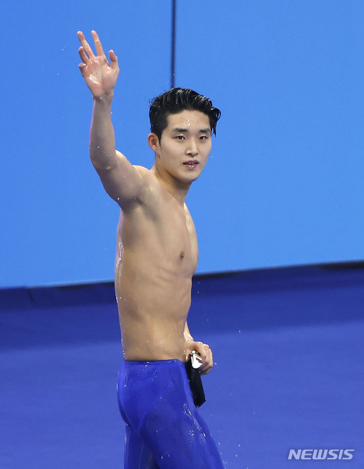 [항저우=뉴시스] 정병혁 기자 = 김우민이 26일 중국 항저우 올림픽 스포츠센터 수영장에서 열린 2022 항저우 아시안게임 남자 자유형 1500m 결선 경기에서 결과를 확인한 뒤 이동하고 있다. 2023.09.26. jhope@newsis.com