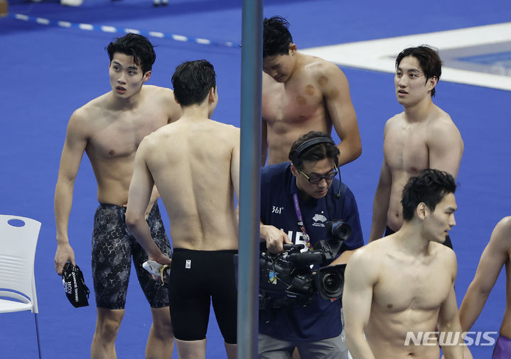 [항저우=뉴시스] 정병혁 기자 = 이주호, 최동열, 김영범, 황선우가 26일 중국 항저우 올림픽 스포츠센터 수영장에서 열린 2022 항저우 아시안게임 남자 혼계영 400m 결선 경기를 마친 뒤 모여있다. 2023.09.26. jhope@newsis.com
