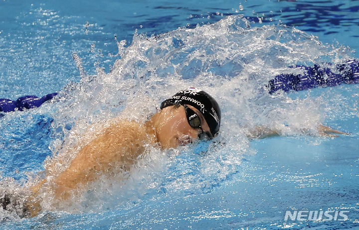 [항저우=뉴시스] 정병혁 기자 = 황선우가 26일 중국 항저우 올림픽 스포츠센터 수영장에서 열린 2022 항저우 아시안게임 남자 혼계영 400m 결선 경기에서 역영하고 있다. 2023.09.26. jhope@newsis.com