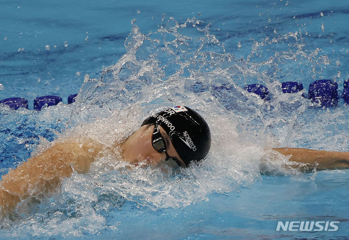 [항저우=뉴시스] 정병혁 기자 = 황선우가 26일 중국 항저우 올림픽 스포츠센터 수영장에서 열린 2022 항저우 아시안게임 남자 혼계영 400m 결선 경기에서 역영하고 있다. 2023.09.26. jhope@newsis.com