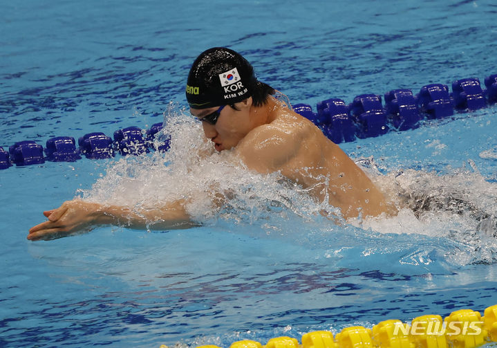 [항저우=뉴시스] 정병혁 기자 = 최동열이 26일 중국 항저우 올림픽 스포츠센터 수영장에서 열린 2022 항저우 아시안게임 남자 혼계영 400m 결선 경기에서 역영하고 있다. 2023.09.26. jhope@newsis.com
