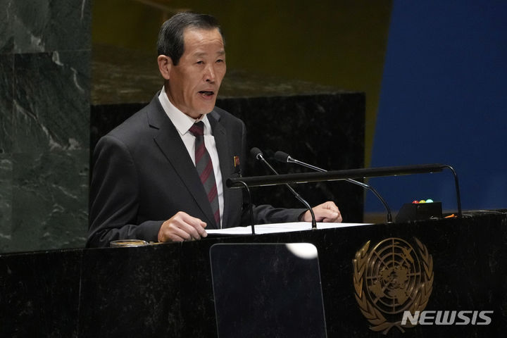 [뉴욕=AP/뉴시스]김성 유엔주재 북한대사가 9월26일(현지시간) 미국 뉴욕에서 열린 제78차 유엔총회 일반토의에서 연설하고 있다. 김 대사는 "조선반도 지역정세가 오늘과 같이 위험천만한 상황에 이르게 된 것은 힘의 과신에 빠져 패권 야욕을 기어이 실현하려는 (책임은) 미국에 있지만, 친미굴종과 동족대결에 환장해 민족의 머리위에 핵전쟁 참화를 몰아오고 있는 현 대한민국 집권세력에 응당한 책임이 있다"고 주장했다. 2023.12.11.