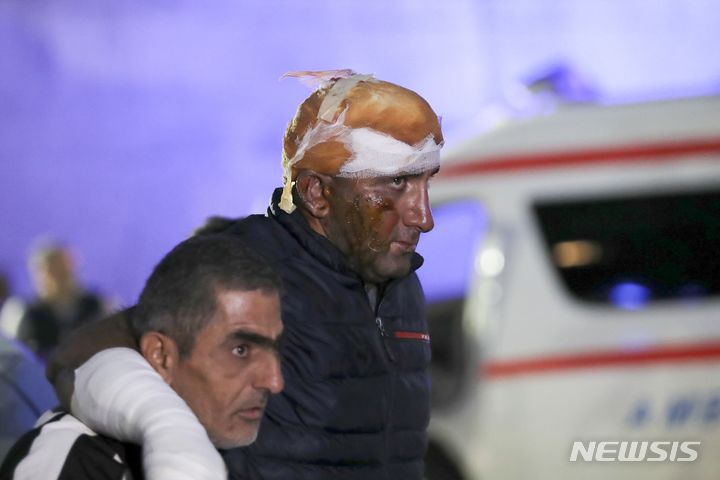 [예레반=AP/뉴시스] 아제르바이잔 나고르노-카라바흐 자치주 스테파나케르트의 주유소 폭발로 다친 한 아르메니아계 남성이 26일(현지시각) 부축을 받으며 아르메니아 예레반의 국립화상의료센터로 들어가고 있다. 2023.09.27. 