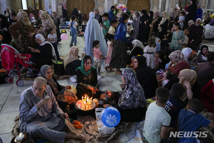 [바그다드= AP/뉴시스] 이라크 수니파의 축일인 예언자 모하메드의 탄신기념일 압둘-콰디르 알 -가일라니를 맞아 바그다드 시내에서 무슬림들이 모여 행사를 열고 있다.&nbsp; 이 날 북부의 한 결혼식장에서 대형 화재가 발생 100명이 숨지고 150여명이 다쳤다.&nbsp; 2023.09.27.