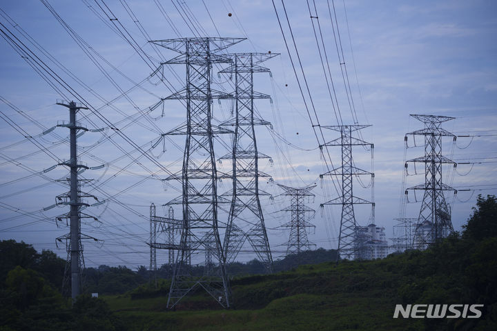 [쿠알라룸푸르(말레이시아)=AP/뉴시스]말레이시아 수도 쿠알라룸푸르 외곽으 뎅킬 발전소 인근에 지난 11일 송전선들이 보이고 있다. 기후변화 대처를 위해 청정에너지로 전환해야 한다는 절박함 속에서 동남아 국가들이 전력 공유를 위한 20년 된 계획을 다시 활성화시키고 있다. 2023.09.27.