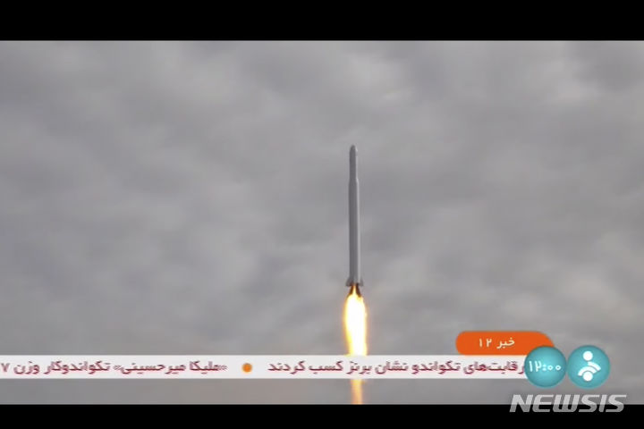 [AP/뉴시스] 이란 관영 텔레비전이 27일 내보낸 사진으로 누르3호 위성이 발사되고 있다. 