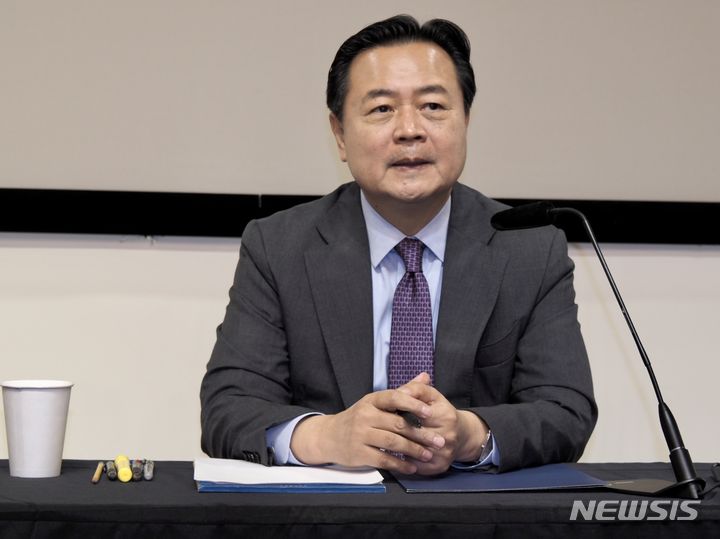 [워싱턴=뉴시스]조현동 주미대사가 26일(현지시간) 워싱턴특파원 간담회에서 "동북아 지역 안보에 영향을 미칠 몇가지 상황이 주목된다"면서 "러시아와 북한의 불법무기 거래 정황들이 속속 드러나는 가운데 4년 만에 정상회담이 개최되는 등 두 나라 밀착에 대한 국제사회 우려가 갈수록 커지고 있다"고 평가했다. (사진=워싱턴 공동취재단) 2023.09.27