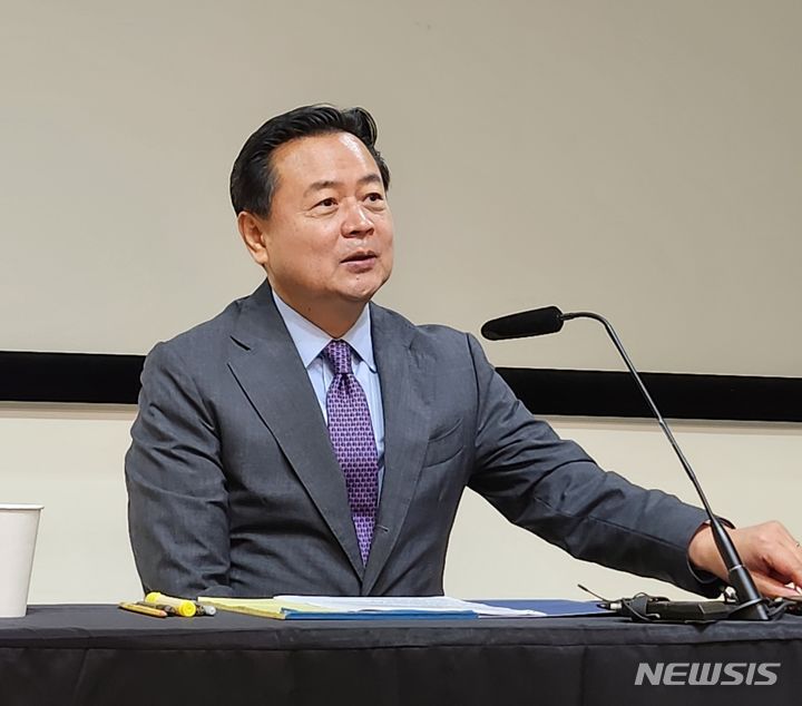 [워싱턴=뉴시스]이윤희 특파원 = 조현동 주미대사가 26일(현지시간) 워싱턴특파원 간담회에서 "동북아 지역 안보에 영향을 미칠 몇가지 상황이 주목된다"면서 "러시아와 북한의 불법무기 거래 정황들이 속속 드러나는 가운데 4년 만에 정상회담이 개최되는 등 두 나라 밀착에 대한 국제사회 우려가 갈수록 커지고 있다"고 평가했다. 2023.09.27 