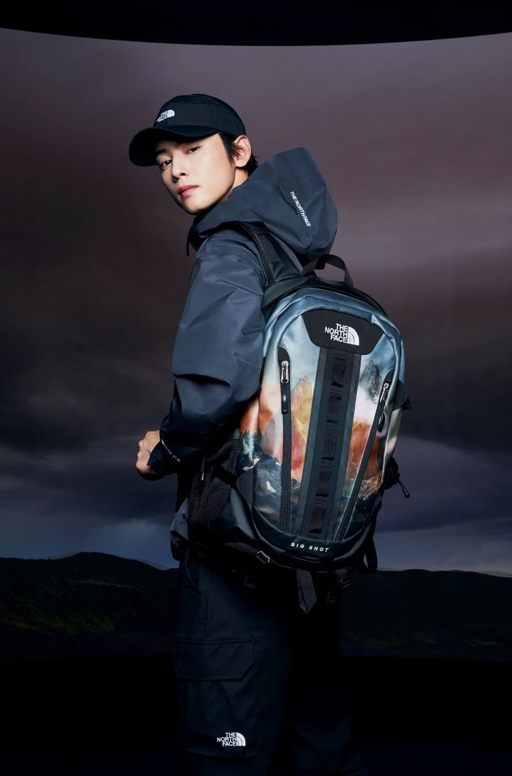 ‘빅 샷 노벨티’를 비롯해 추캉스에 어울리는 제품을 착용한 노스페이스 홍보대사 차은우(사진=노스페이스 제공) *재판매 및 DB 금지