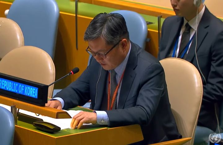 [서울=뉴시스] 김상진 한국 유엔대표부 차석대사가 26일(현지시간) 뉴욕 유엔본부에서 열린 제78차 유엔총회 일반토의 개별 발언에서 발언하고 있다. (사진=유엔 웹TV 캡처) 2023.09.27. *재판매 및 DB 금지