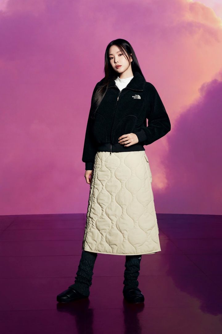 ‘울리 플리스 보머’, ‘TNF 롱슬리브 모크넥’ 및 ‘여성용 캠퍼 V 스커트’를 착용한 노스페이스 홍보대사 손나은(사진=노스페이스 제공) *재판매 및 DB 금지