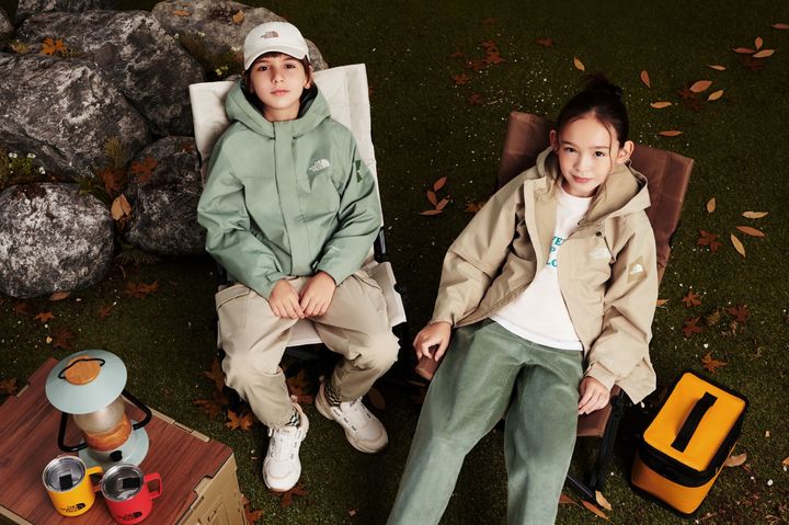 ‘키즈 알콘 드라이벤트 재킷’, ‘키즈 코듀로이 캠퍼 팬츠’ 및 ‘키즈 킵 온 보아’를 착용한 어린이 모델(사진=노스페이스 제공) *재판매 및 DB 금지