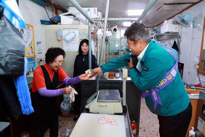 태백시 추석맞이 전통시장 장보기 물가안정 캠페인. *재판매 및 DB 금지