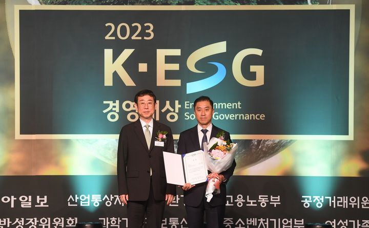 이민식 상상인 대표(오른쪽)가 2023 K-ESG 경영대상 종합 ESG 대상을 대리 수상하고 기념사진을 촬영하고 있다. (사진=상상인 제공) *재판매 및 DB 금지