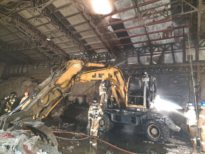 [부산=뉴시스] 26일 오후 부산 사상구의 한 폐기물 처리업체 작업장 내 주차된 굴착기 엔진룸에서 원인이 밝혀지지 않은 불이 났다. (사진=부산소방재난본부 제공) *재판매 및 DB 금지