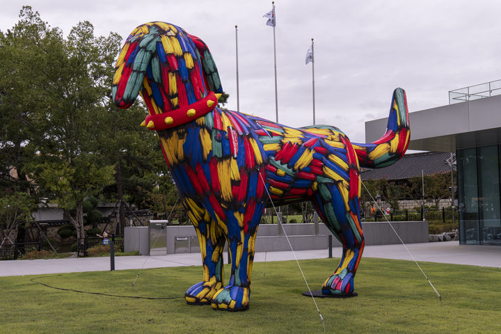 [울산=뉴시스] 울산시립미술관 야외전시장에 설치된 김우진 작가의 '개', 2022년에 제작된 500 X 250 X 500cm 크기의 공기모터 조형물. *재판매 및 DB 금지