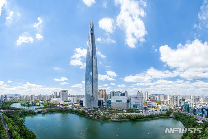 [서울=뉴시스]롯데월드타워 전경.2023.09.27.(사진=롯데 제공)photo@newsis.com