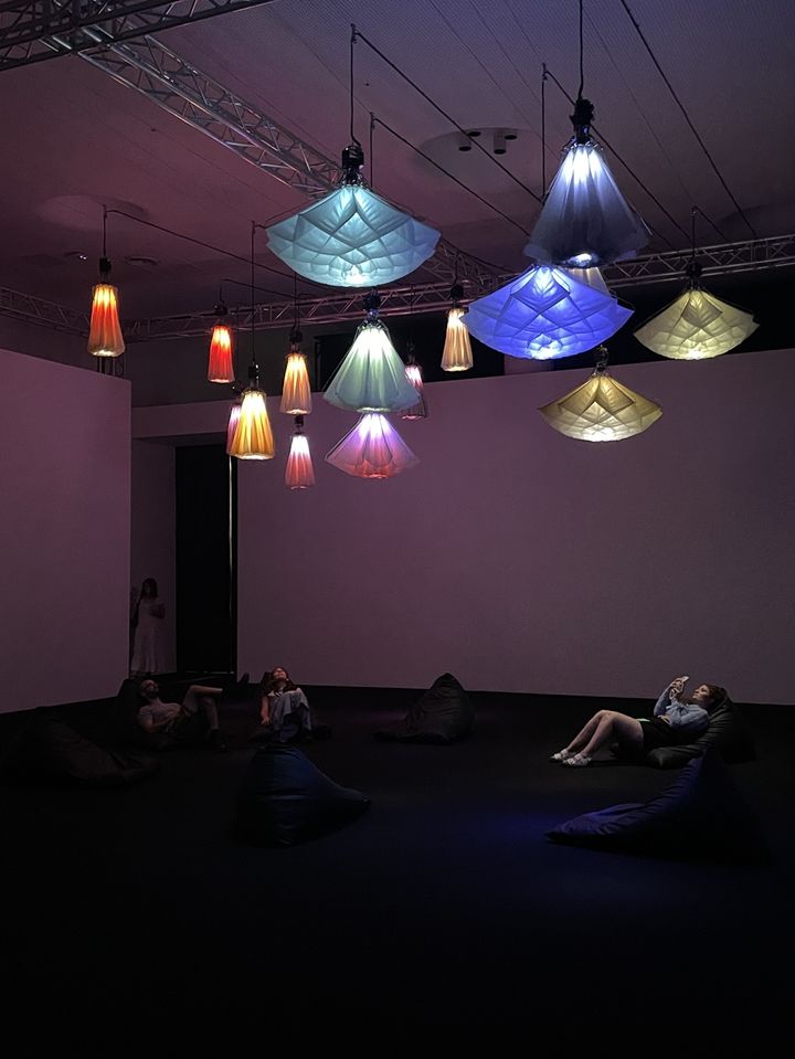 럭스 시적 해상도 전시장을 방문한 관람객들 *재판매 및 DB 금지